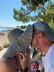 dwie całujące się osoby na plaży z okazji święta miłości - obrazy, fototapety, plakaty