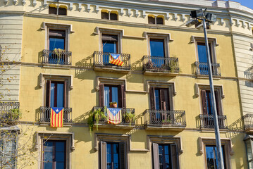 Fototapeta na wymiar Haus Fassade mit Fahne
