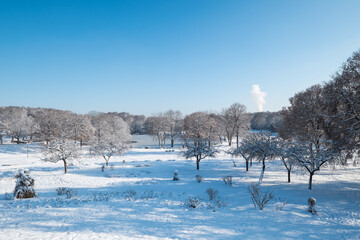 Westpark München im Winter mit Schnee und Westsee