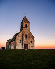 Fototapeta premium Coucher de soleil à la Chapelle Sainte Agathe (Saint-Désiré, Auvergne Rhône Alpes, France) 