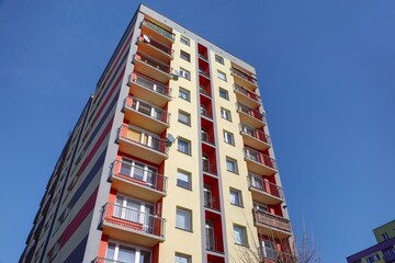 Bloki mieszkalne w spółdzielni mieszkaniowej - kolorowa elewacja - obrazy, fototapety, plakaty