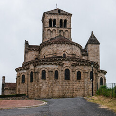 Fototapeta na wymiar Eglise Notre-Dame de Châtel-Montagne dans la Montagne Bourbonnaise 