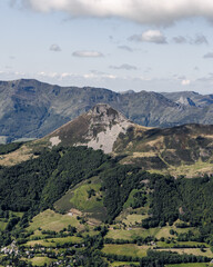 Puy Griou vu depuis le Plomb du Cantal en Auvergne en été