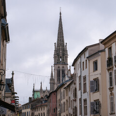 Fototapeta na wymiar Basilique Saint-Epvre de Nancy vue depuis la Grande Rue 