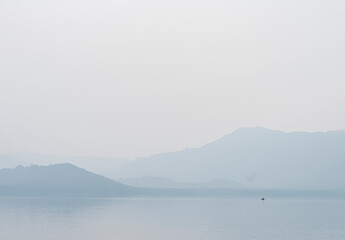 Obraz na płótnie Canvas misty morning on the lake