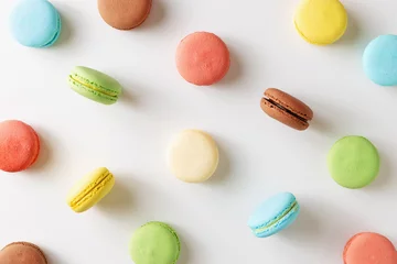 Keuken spatwand met foto Sweet colorful French macaron biscuits © Melica