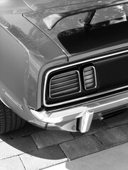 Amerikanisches Muscle Car der Siebzigerjahre mit großem Heckspoiler beim Oldtimertreffen im...