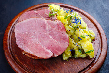 Traditionell geschmorte badisches Schäufele Scheibe serviert mit Kartoffelsalat als close-up auf...