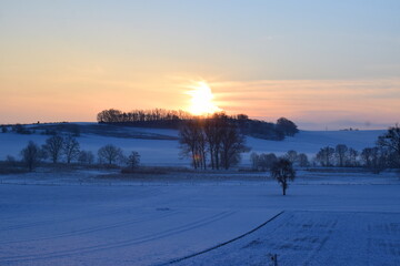 Sonnenaufgang in verschneiter Landschaft
