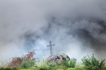 Parc du Queyras, croix dans la brume à Pierre-Grosse, Hautes Alpes, France