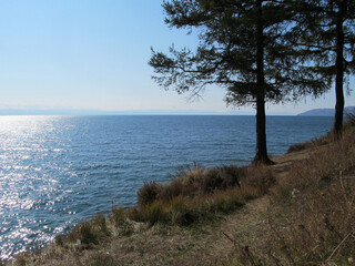 Fototapeta na wymiar the water surface of Lake Baikal in the rays of the setting sun