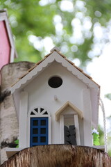 Herzlich Willkommen im kleinen Vogelhaus, Baumhaus, Nistkasten in der Natur