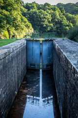 Photographie de l'écluse de Mellionnec sur le canal de Nantes à Brest, en Bretagne.