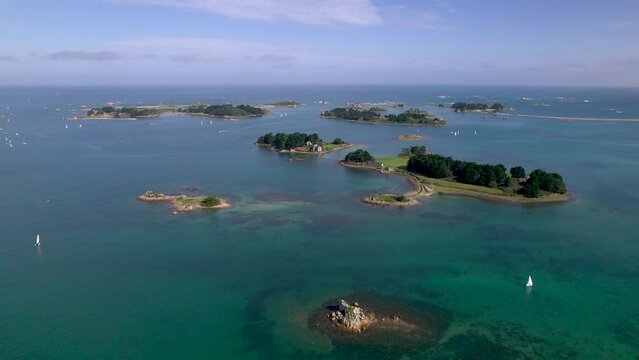 Prise de vue a&eacute;rienne des iles au large de Port-Blanc en Bretagne