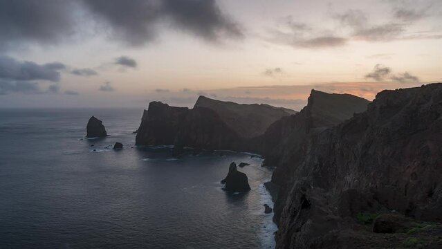 Zeitraffer eines Sonnenaufgangs mit Morgenrot über der Ostküste Madeiras