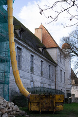 Travaux de rénovation sur le Palais des Evêques d'Issigeac, monument historique public en Dordogne, France