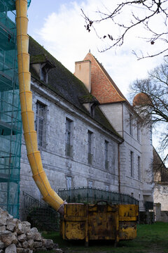 Travaux de r&eacute;novation sur le Palais des Ev&ecirc;ques d'Issigeac, monument historique public en Dordogne, France