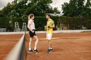 Obraz premium Two tennis players talking on a tennis court before the match