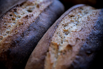 Photographie de pains bios réalisés par un boulanger dans son fournil.