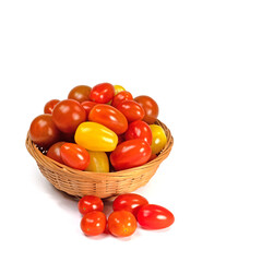 Verschiedene Minitomaten vor weißem Hintergrund