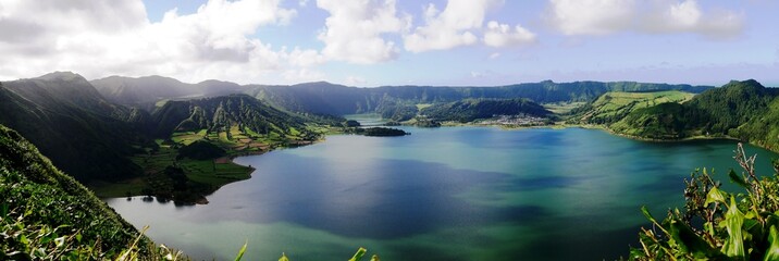 Photo panoramique des lacs bleu et vert vue du miradouro de Rémédios site de Sete Cidades sur l'île de Sao Miguel Archipel des Açores, Portugal. Europe