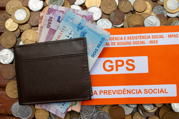 Pessoa idosa segurando dinheiro brasileiro para previdência social para aposentadoria - obrazy, fototapety, plakaty