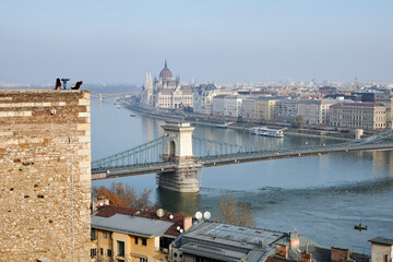 Obraz premium Scenic view of the Szechenyi Chain Bridge that is located in Budapest, Hungary