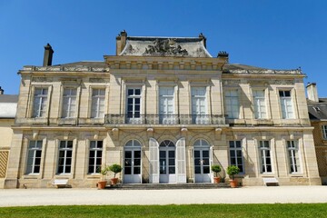 La fa&ccedil;ade arri&egrave;re du ch&acirc;teau d&rsquo;Arcelot en Bourgogne