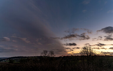 Schnelles Abendlicht mit schöner Wolkenstimmung
