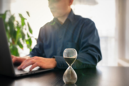 Sanduhr in einem Büro als Symbol für Arbeitszeit und Zeitmanagement