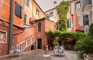 Small cozy traditional patio with green bushes in Venice.