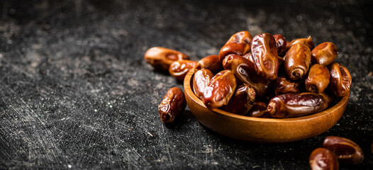 Ripe dates on a plate on the table. 