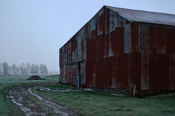 Fototapeta na wymiar red barn in winter