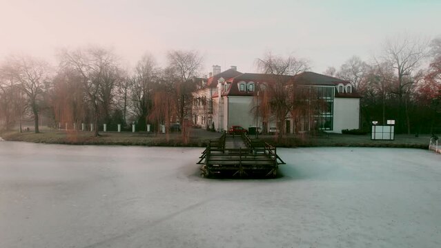 Park pałacowy w Zebrzydowicach zimą w mglisty poranek z lotu ptaka na Śląsku w Polsce,