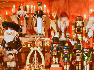 Farbenfrohe Nussknacker auf einem Weihnachtsmarkt