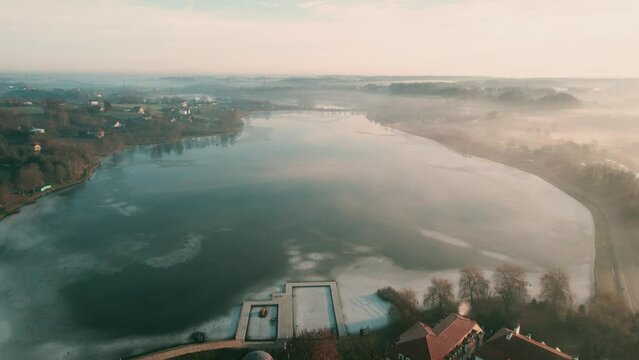 Mgła nad jeziorem w zimowy poranek, Zebrzydowice na Śląsku w Polsce z lotu ptaka