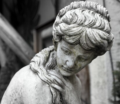 Anmutige Statue einer traurigen Frau