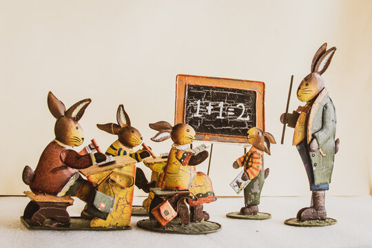 Dekohasen lernen in der antiken Hasenschule das Rechnen.