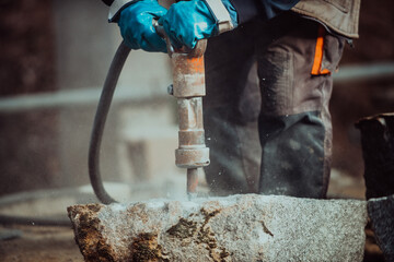 A stone pierces a factory worker. Heavy stone processing industry