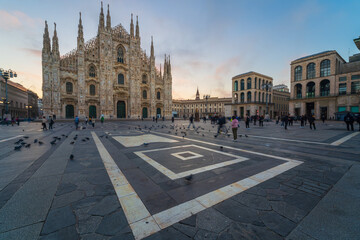 Fototapeta na wymiar Milan Cathedral and Cathedral Square at dawn