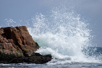 Mar con rocas y oleaje