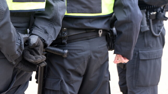 Polizisten in schwarzer Uniform und voller Ausrüstung im Einsatz