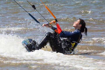Hübsche Kitesurferin in Action