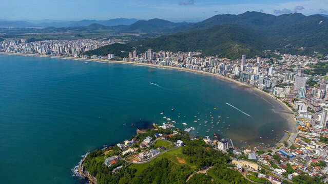 Lindo dia na praia de Itapema e Meia-Praia em Santa Catarina, fomos no mirante e. a vista &eacute; incr&iacute;vel. 