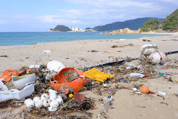 美しい水晶浜に漂着するゴミ
