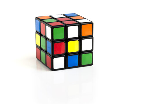 Januar 2023, Hannover, Deutschland - Rubik's Zauberw&uuml;rfel mit weissen Hintergrund und leichter Reflektion