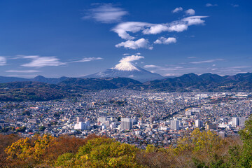 神奈川県・秦野市 晩秋の弘法山公園から眺める富士山と秦野市の風景