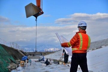 建設工事を指揮する現場監督