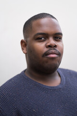 Obraz premium In an outdoor public space, a young African American man expresses confidence