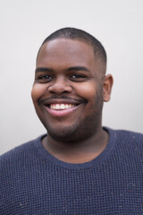 Obraz premium In an outdoor public space, a young African American man expresses confidence